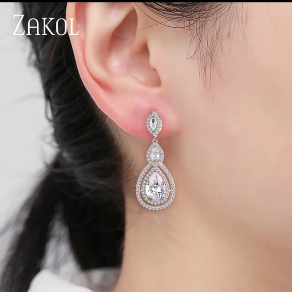 Water Drop Shaped Drop Earrings Simulated Diamonds White Gold Plated - Picture 2 of 5